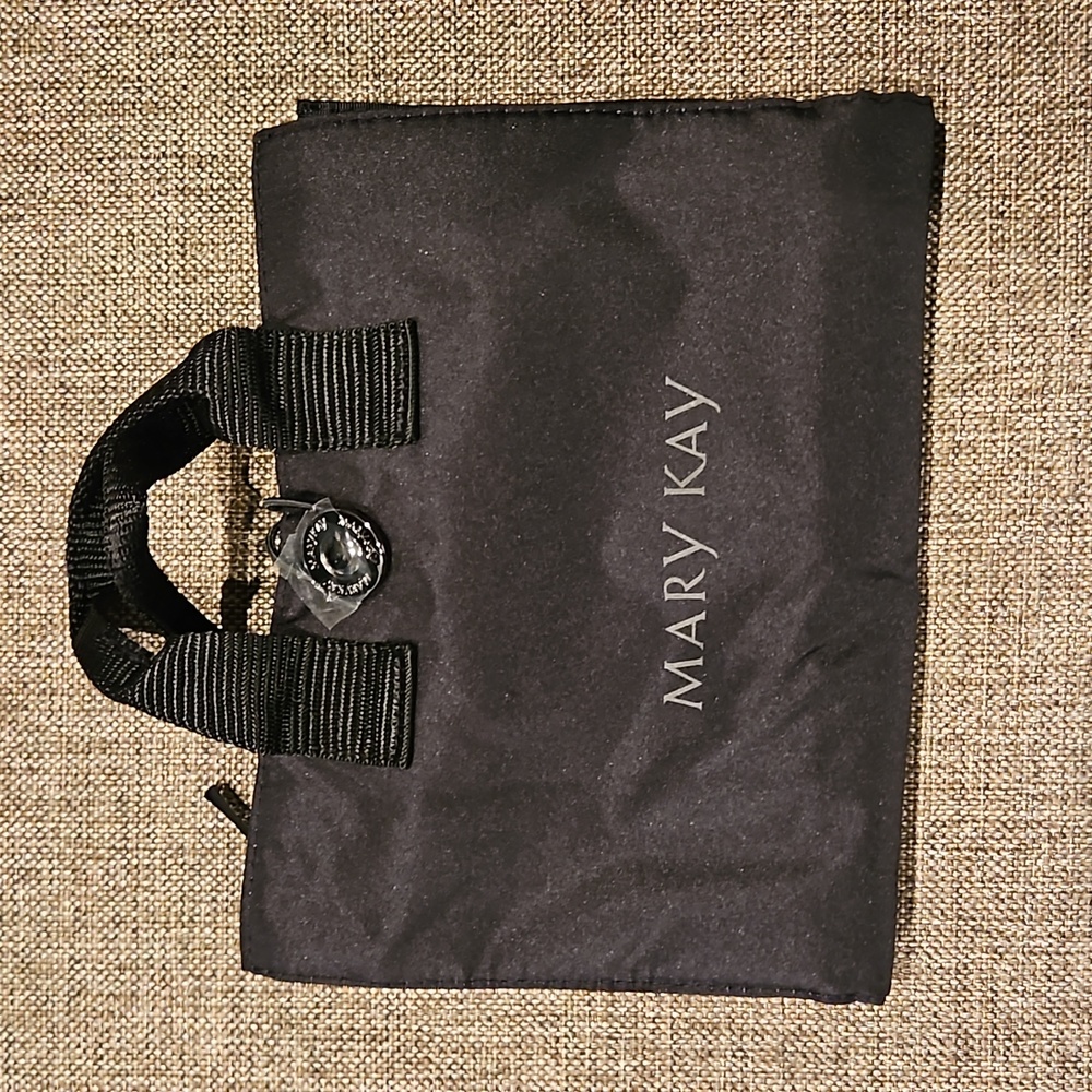 Mary Kay makeup brushes and makeup bag - Picture 5 of 6